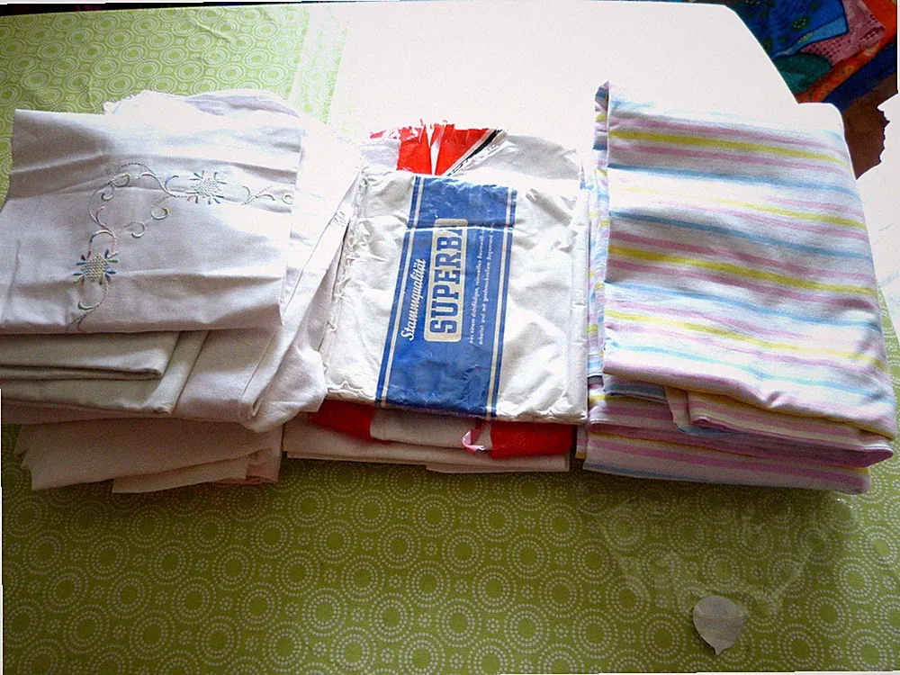 Vintage Bettwäsche Konvolut, 26-tlg, Leinen, Halbleinen, Damast, zum Teil OVP