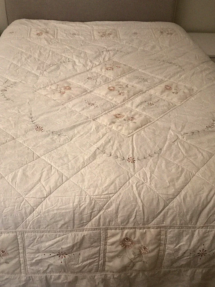 Vintage Creme Landhaus Shabby Chic Quilt Tagesdecke gewellter Rand 250cm x 250cm