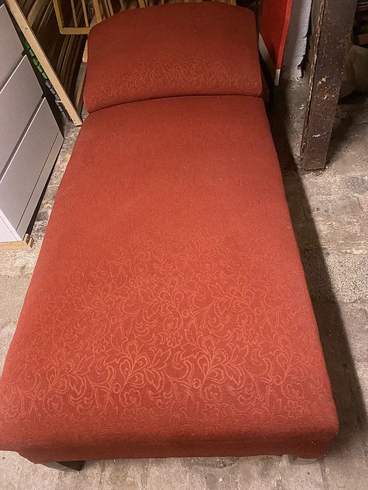 Vintage Liegesofa / Tagesbett Rot mit edlem Muster– Stilvolle Recamiere