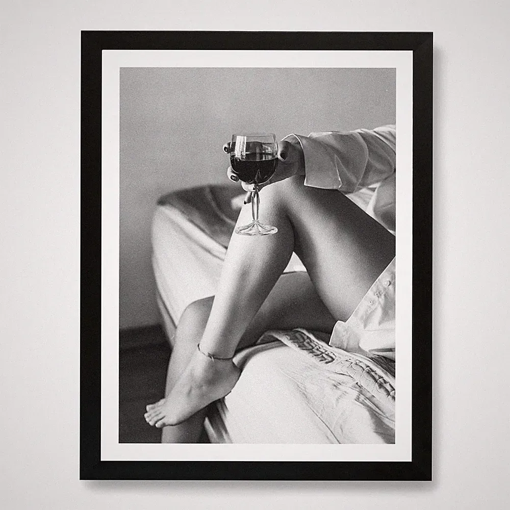 Wein trinken im Bett - Vintage Film gerahmt Wandbild Poster Leinwanddruck Bild