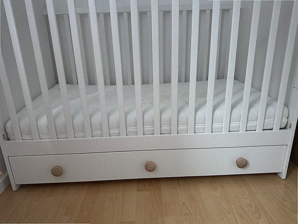 Weißes Babybett / Kinderbett mit 2 Schubladen – sehr guter Zustand Weißes Babyb.