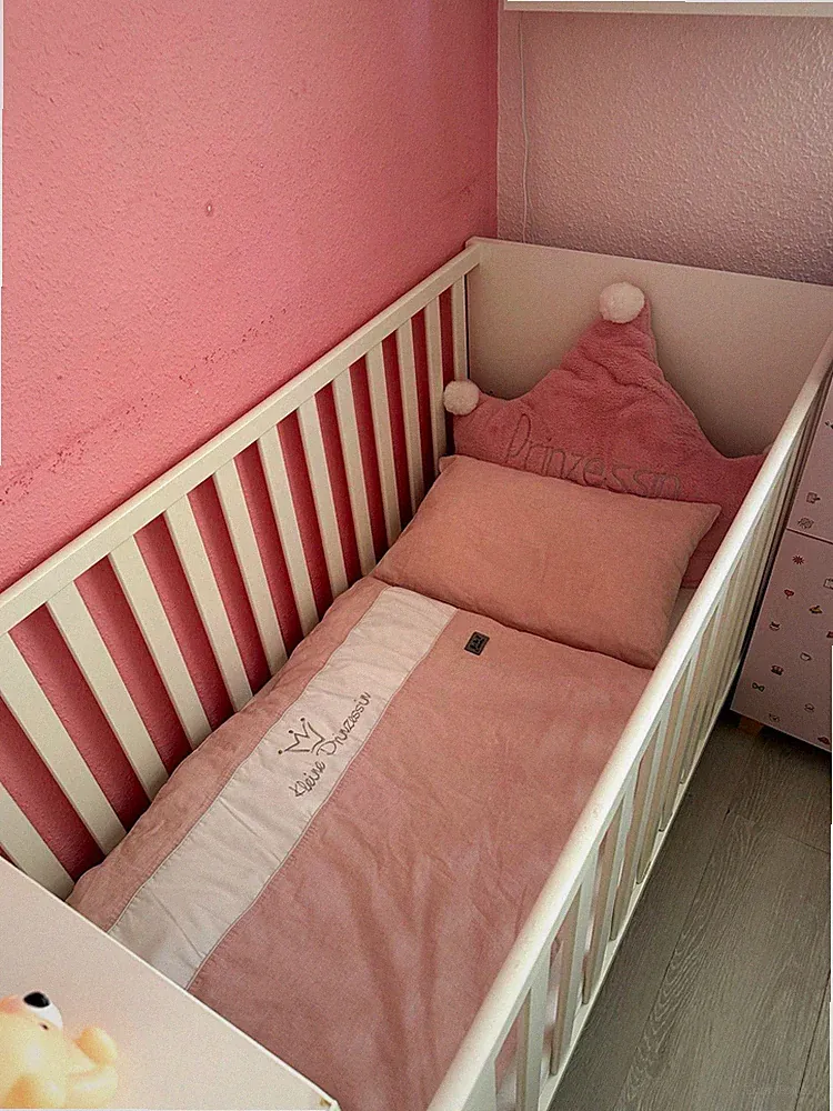Weißes Gitterbett aus Holz, ohne Matratze