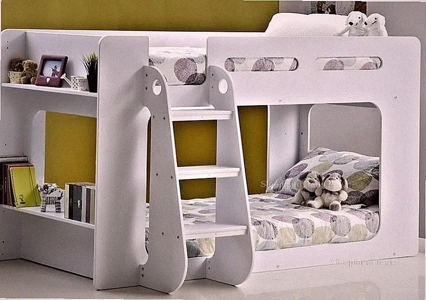 Weißes Shorty Etagenbett - kurzes Etagenbett mit niedriger Höhe und Regalen von Sleepland Beds