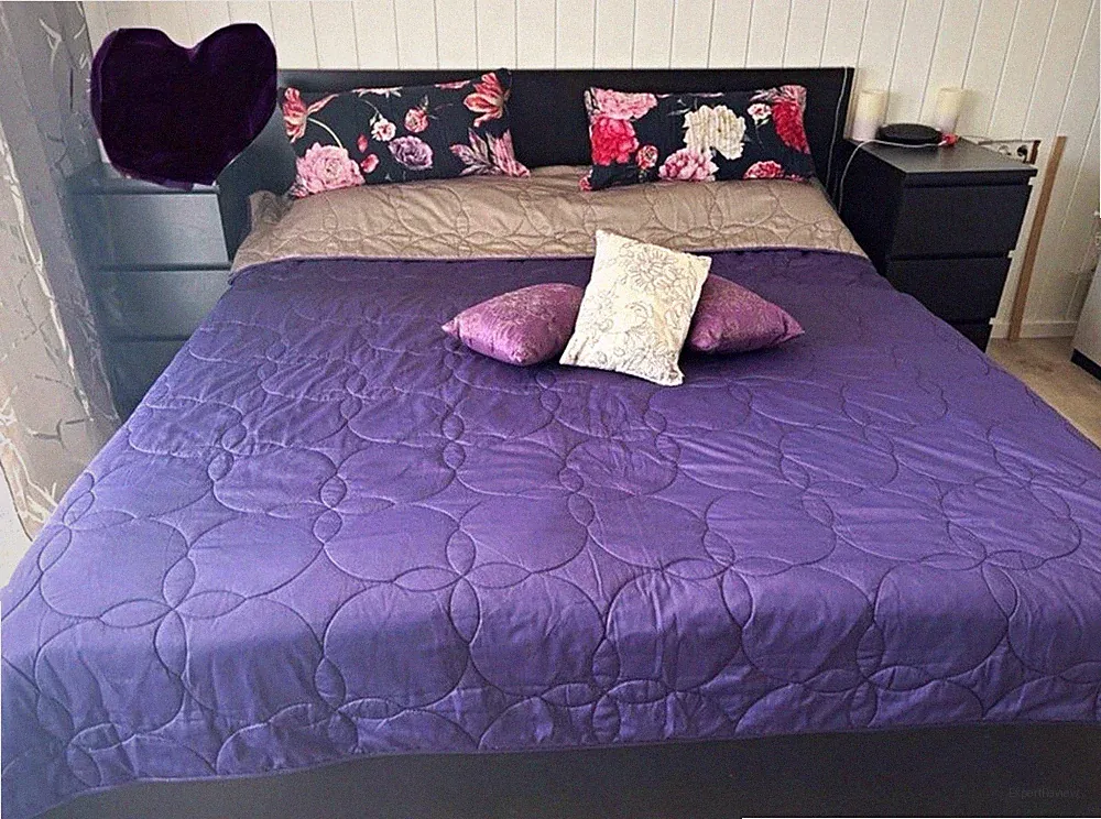 Wendbare gesteppte Tagesdecke Lila/Beige Blumen ca. 200x220 cm mit 3 Kissen