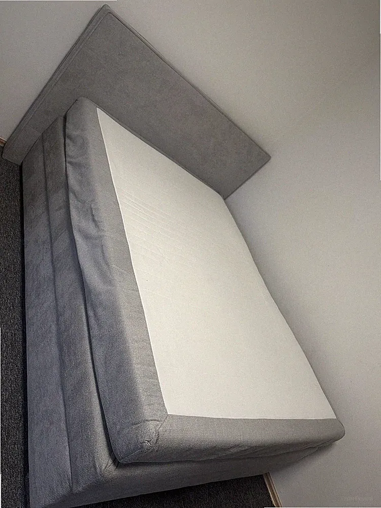 Wunderschönes, sehr neues und graues Bett für 1 Person mit einem Stauraum